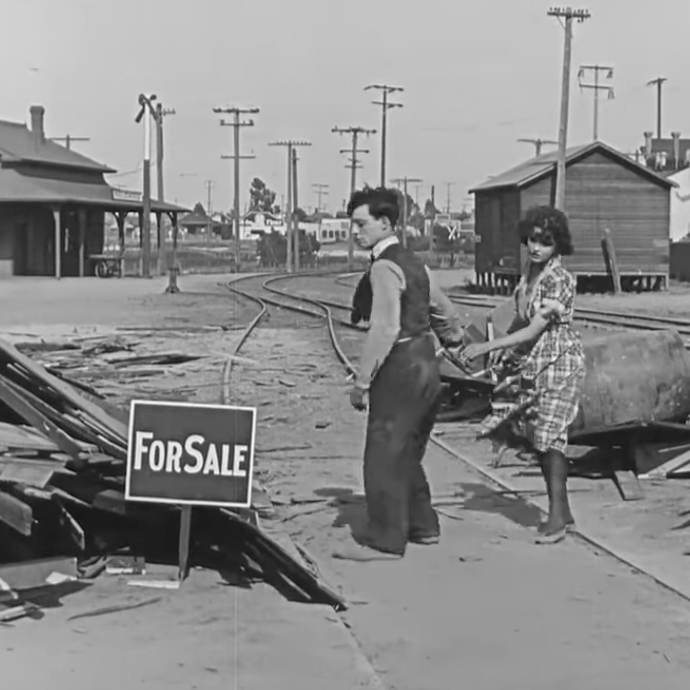 couple devant leur maison en ruine